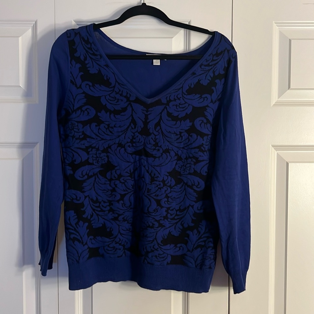 Gorgeous women's sweater. Size M. Excellent condition. Extremely flattering.